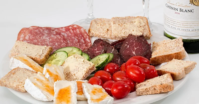 Le repas assis et le buffet debout, deux organisations distinctes